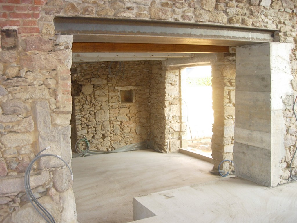 Ouverture de mur en pierre, en béton à Saint-Michel-de-Montaigne